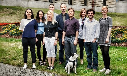 Mitarbeiter des Lehrstuhls, von links nach rechts:
Hannah-Tabea Roeßler, Anne Pradel, Christiane Steinert,
Till Staps, Prof. Dr. Joachim Renzikowski, Momme Brooks-
Petersen, Laura Lütt, Lucas Romero Montenegro, Antje
Schulz.
Lehrstuhlhund: Louis
